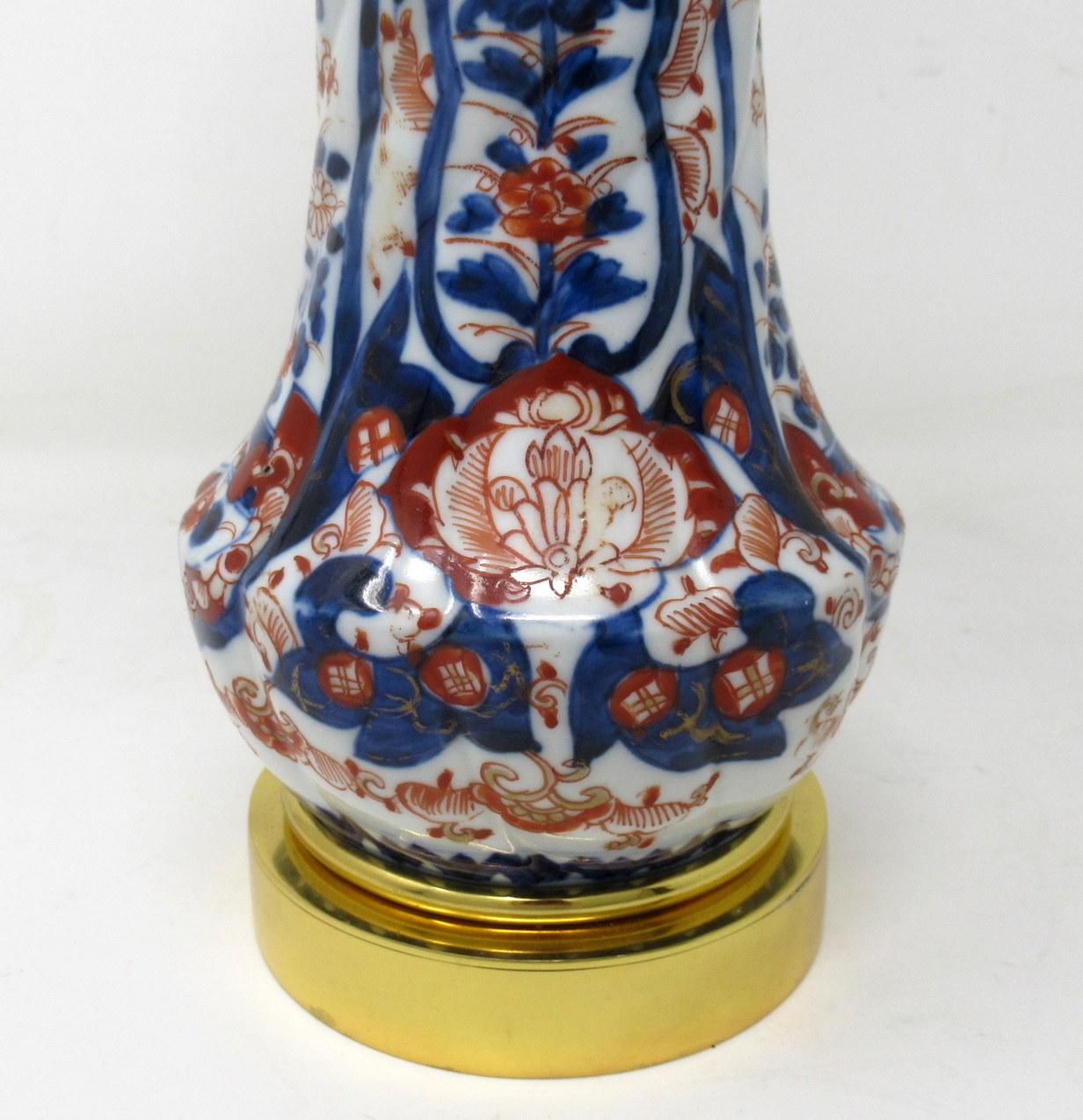 Japonais Paire de lampes de bureau japonaises anciennes en porcelaine Imari et bronze doré bleu, rouge et doré en vente