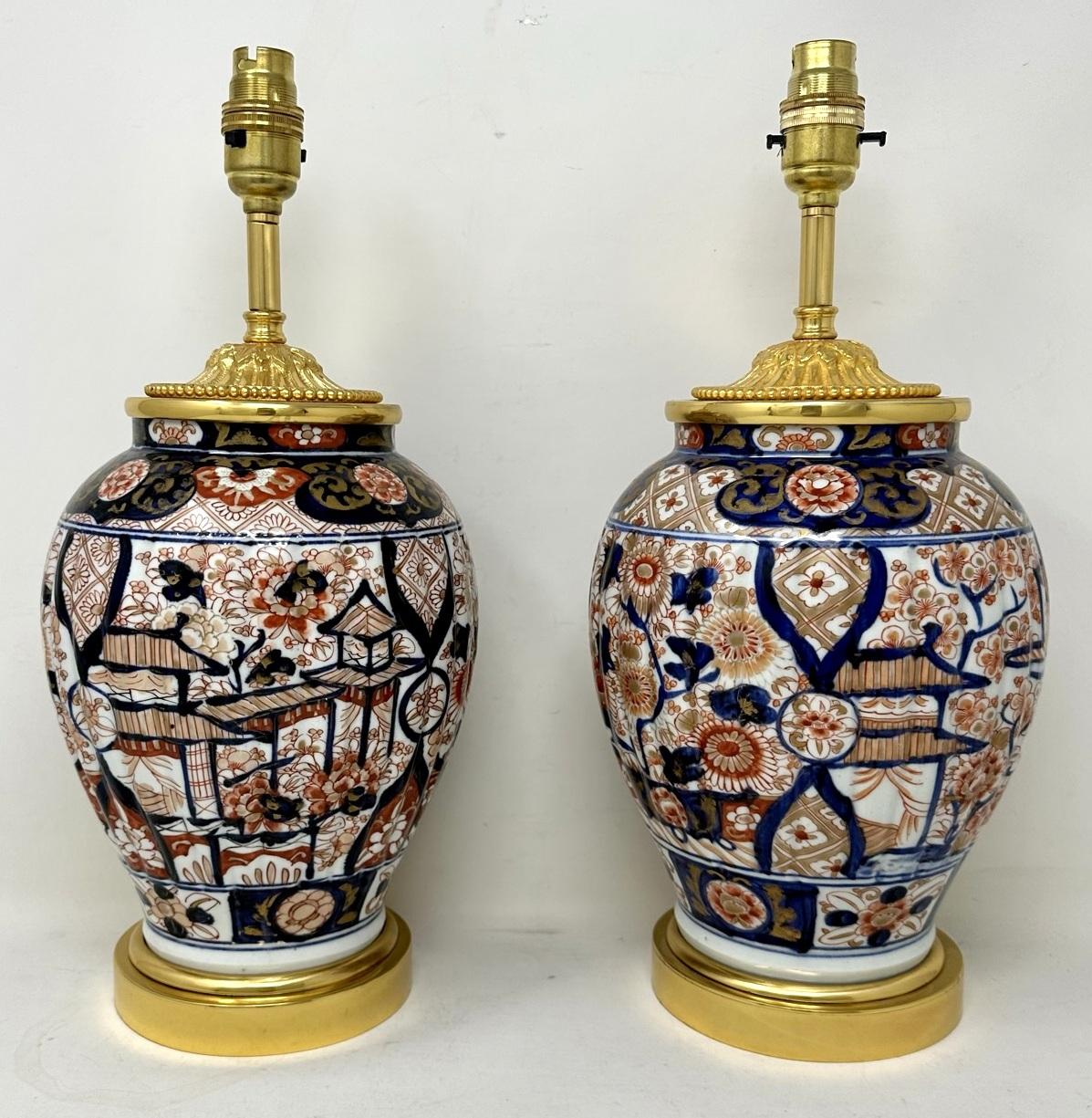 Chinois Paire de lampes de bureau japonaises anciennes en porcelaine Imari dorée et bleue, rouge et dorée en vente