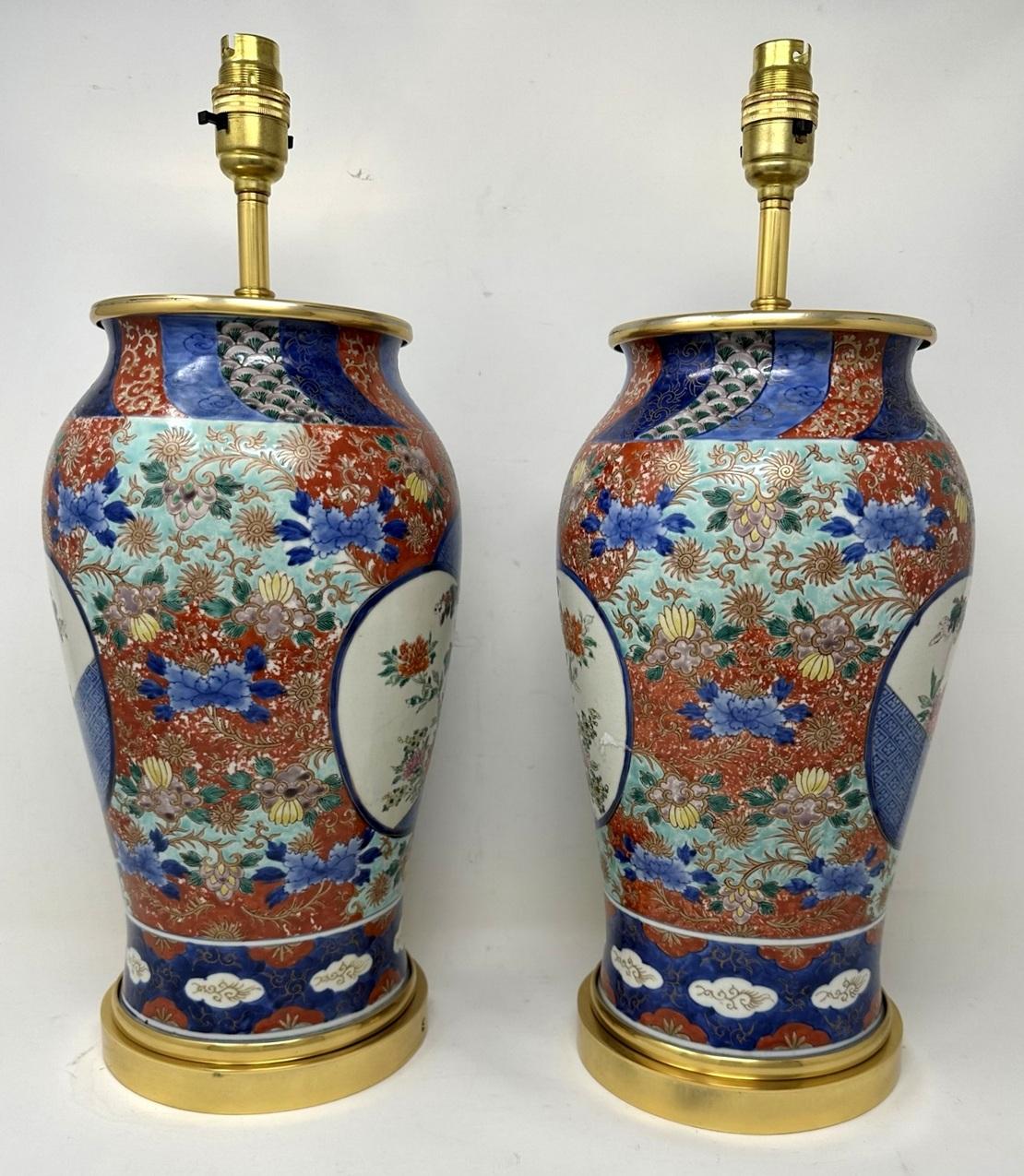 Antikes Paar japanische chinesische Imari-Porzellan-Goldbronze-Tischlampen in Blau, Rot und vergoldet (Chinesisch) im Angebot