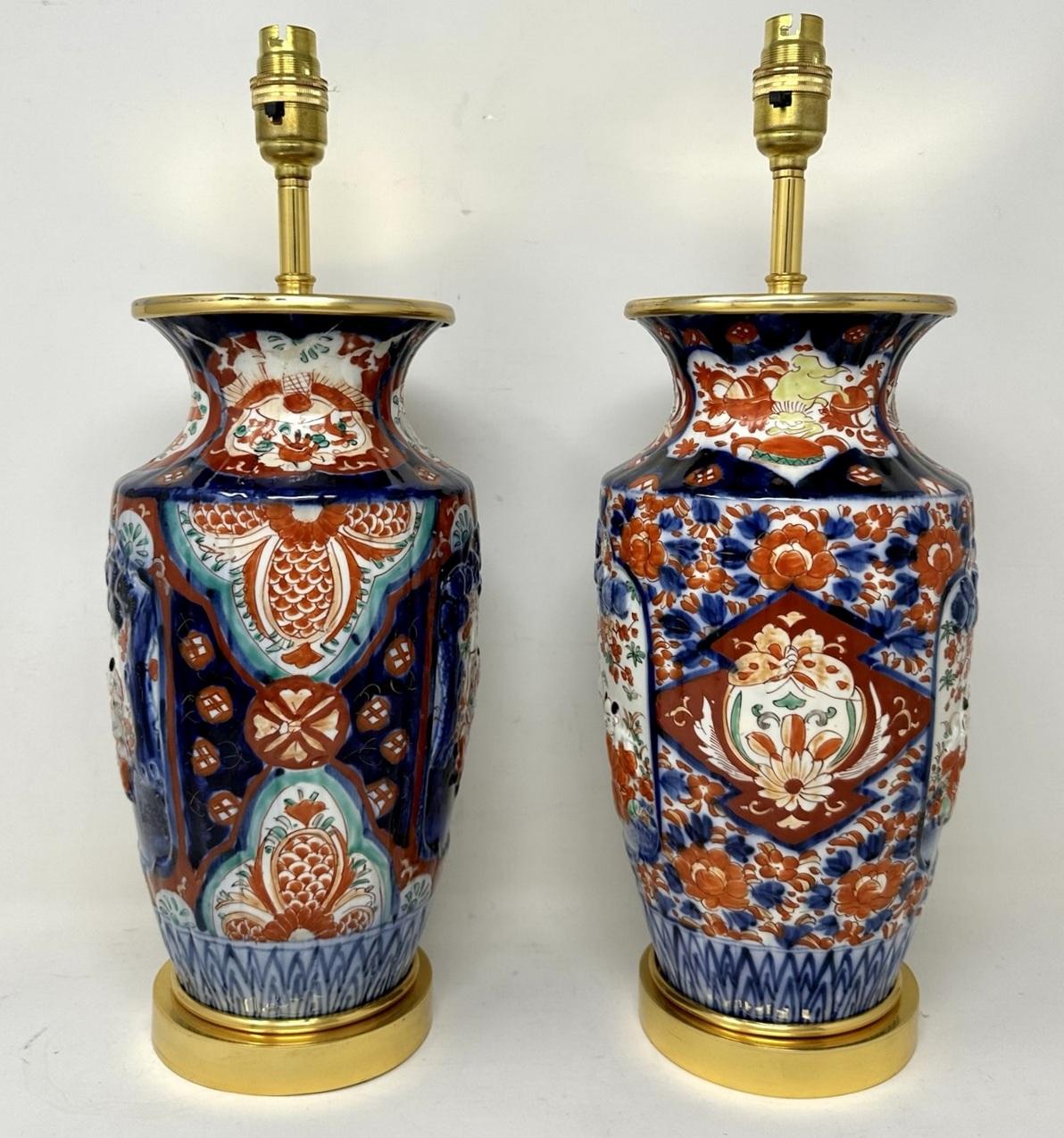 Antikes Paar japanische chinesische Imari-Porzellan-Goldbronze-Tischlampen in Blau, Rot und vergoldet (Chinesisch) im Angebot