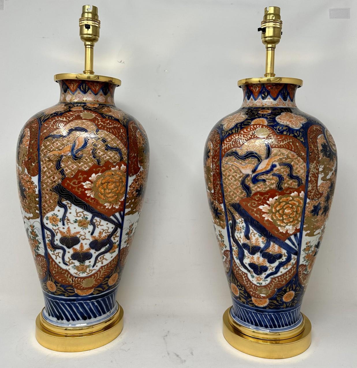 Japonais Paire de lampes de bureau japonaises anciennes en porcelaine Imari dorée et bleue, rouge et dorée en vente