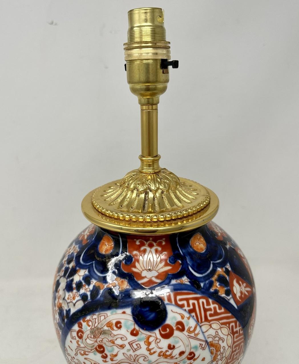 Paire de lampes de bureau japonaises anciennes en porcelaine Imari dorée et bleue, rouge et dorée Bon état - En vente à Dublin, Ireland