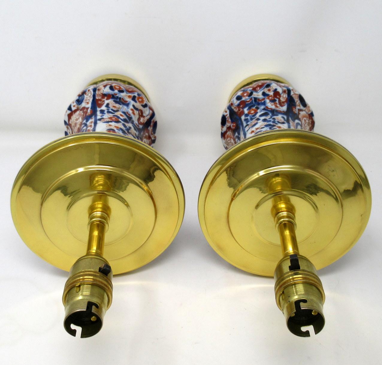 XIXe siècle Paire de lampes de bureau japonaises anciennes en porcelaine Imari et bronze doré bleu, rouge et doré en vente