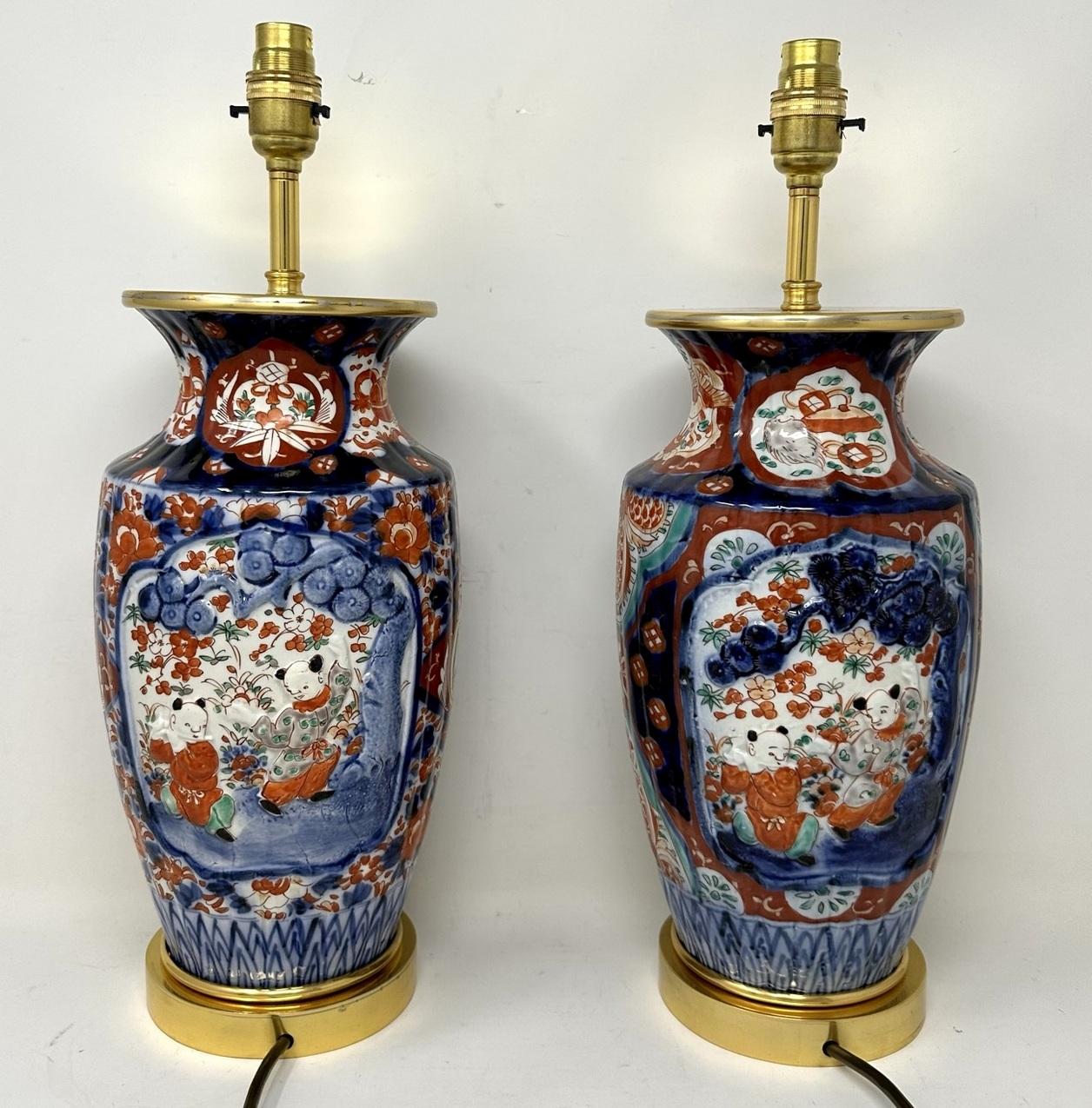 XIXe siècle Paire de lampes de bureau japonaises anciennes en porcelaine Imari dorée et bleue, rouge et dorée en vente