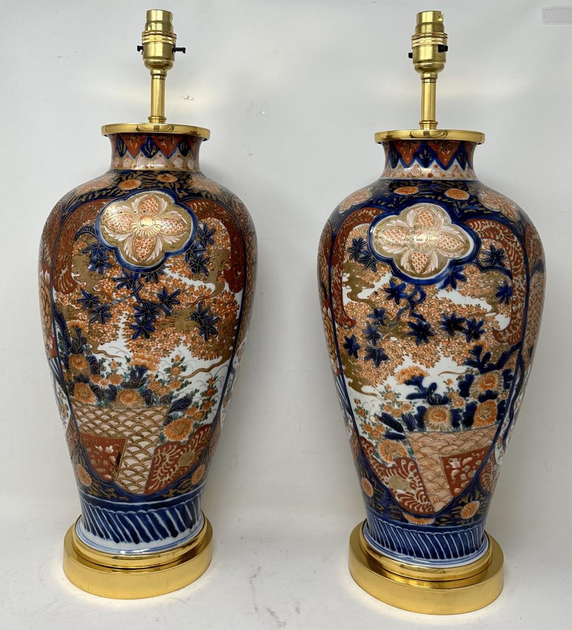 Antikes Paar japanische chinesische Imari-Porzellan-Goldbronze-Tischlampen in Blau, Rot und vergoldet (19. Jahrhundert) im Angebot