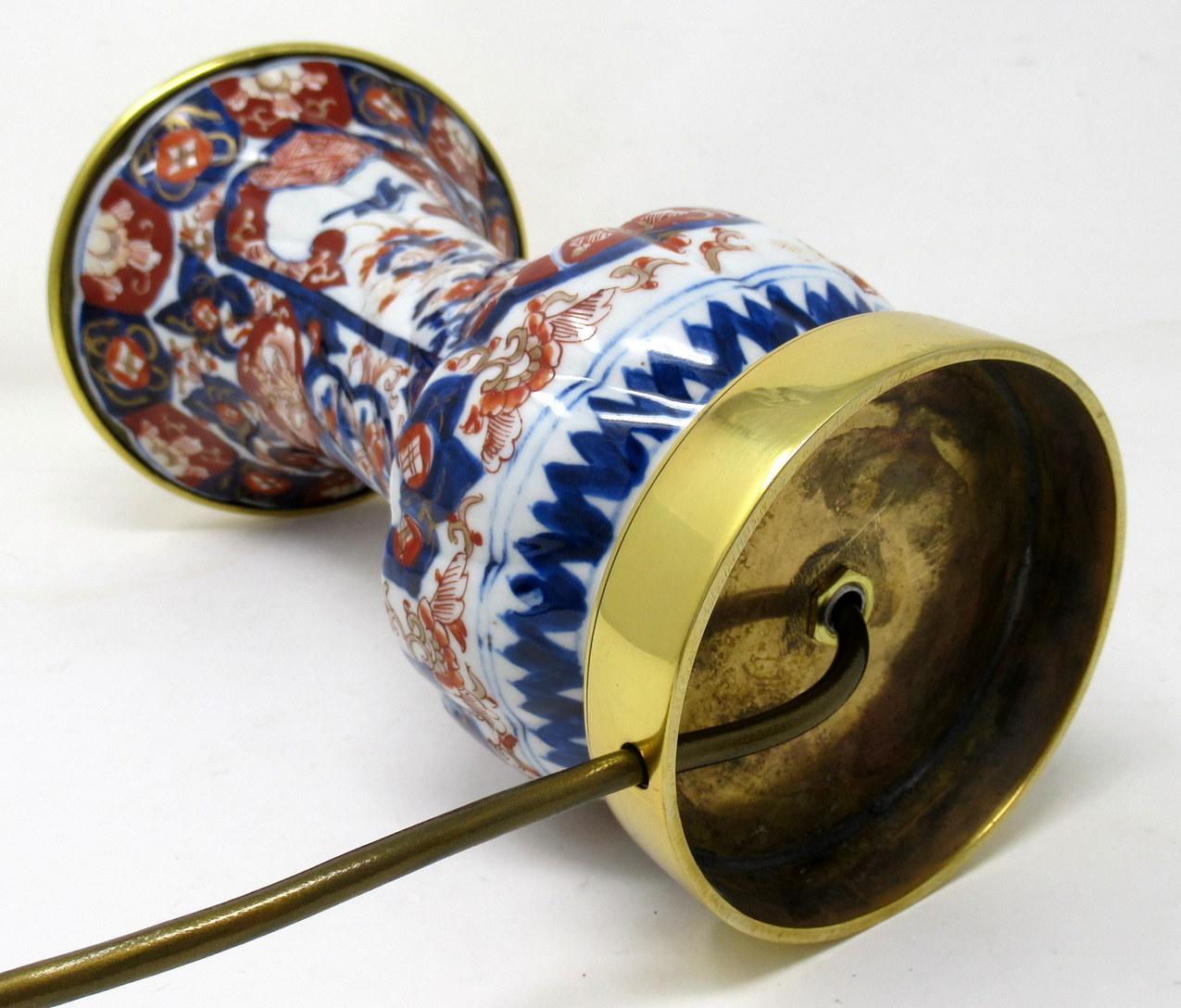 Antikes Paar japanisch-chinesische Imari-Porzellan-Goldbronze-Tischlampen in Blau, Rot und vergoldet (Keramik) im Angebot