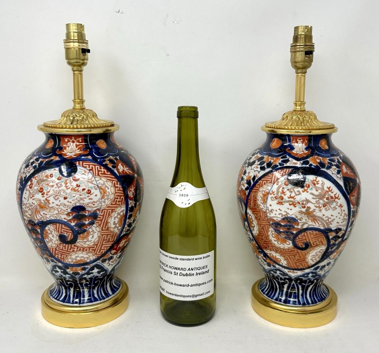 Antikes Paar japanische chinesische Imari-Porzellan-Goldbronze-Tischlampen in Blau, Rot und vergoldet (Keramik) im Angebot
