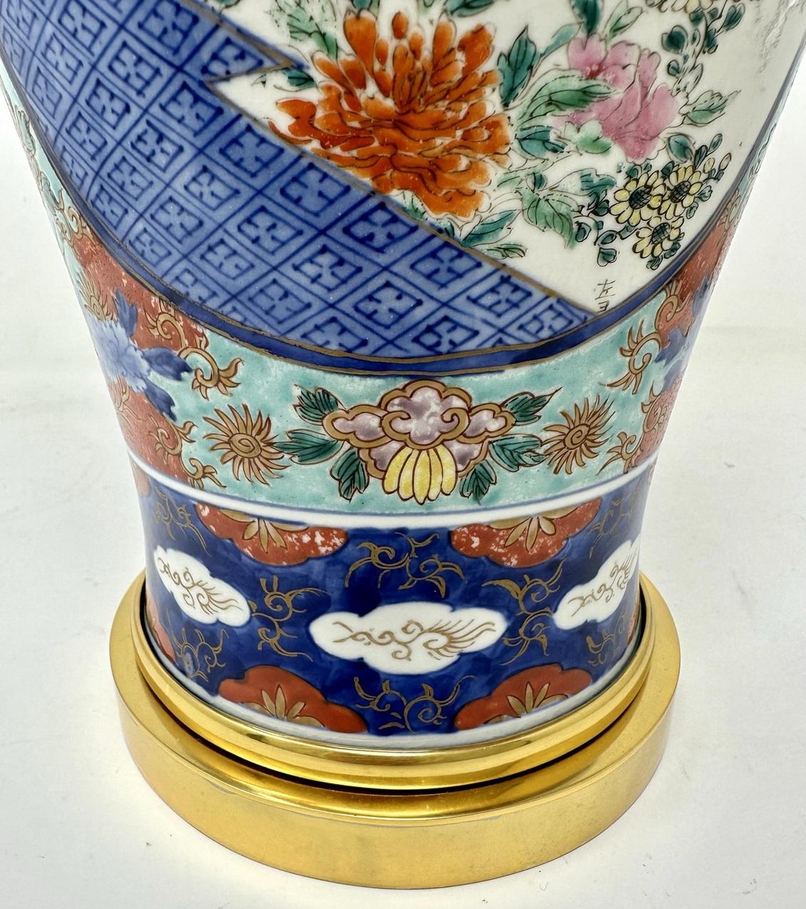 Céramique Paire de lampes de bureau japonaises anciennes en porcelaine Imari dorée et bleue, rouge et dorée en vente