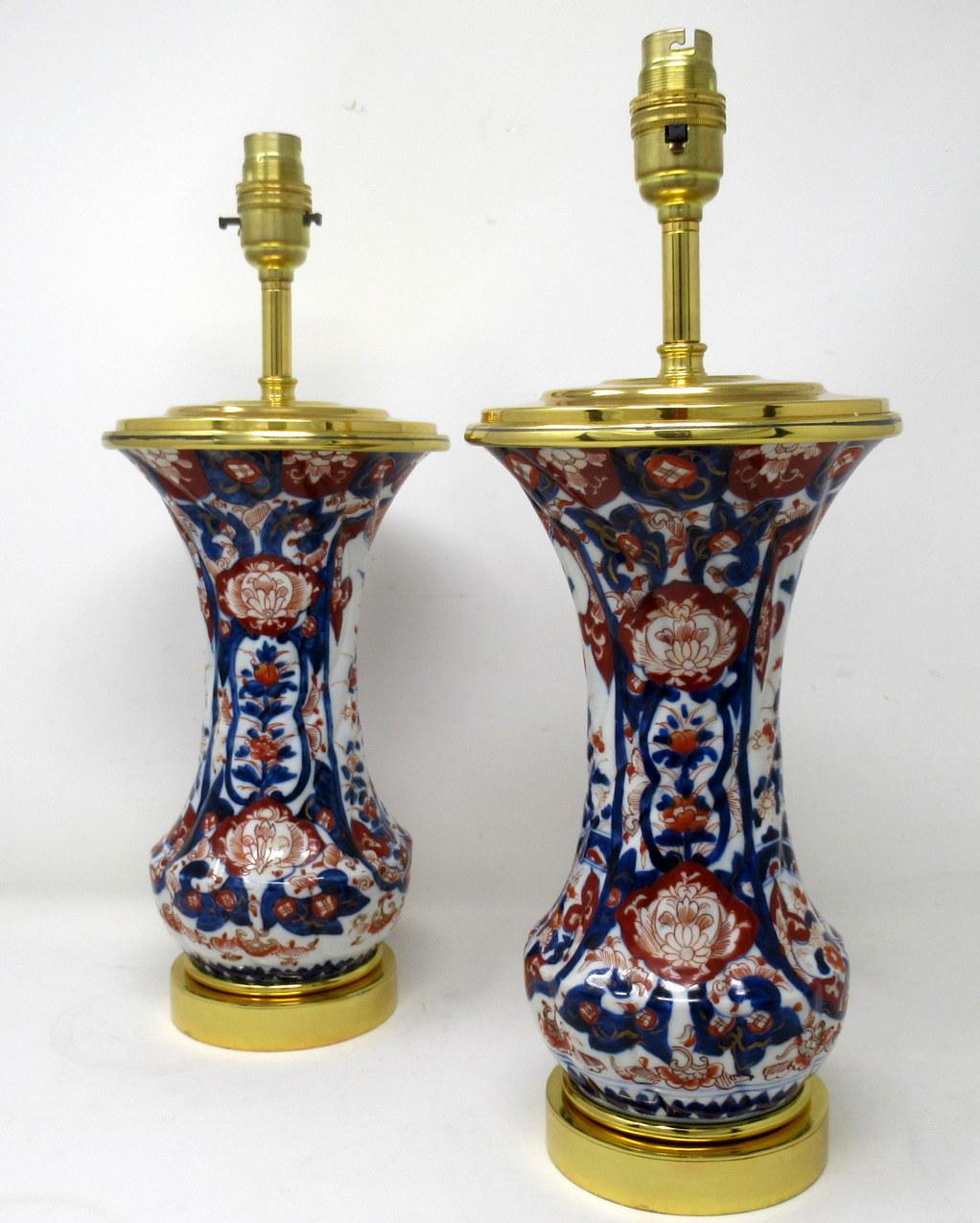 Paire de lampes de bureau japonaises anciennes en porcelaine Imari et bronze doré bleu, rouge et doré en vente 1