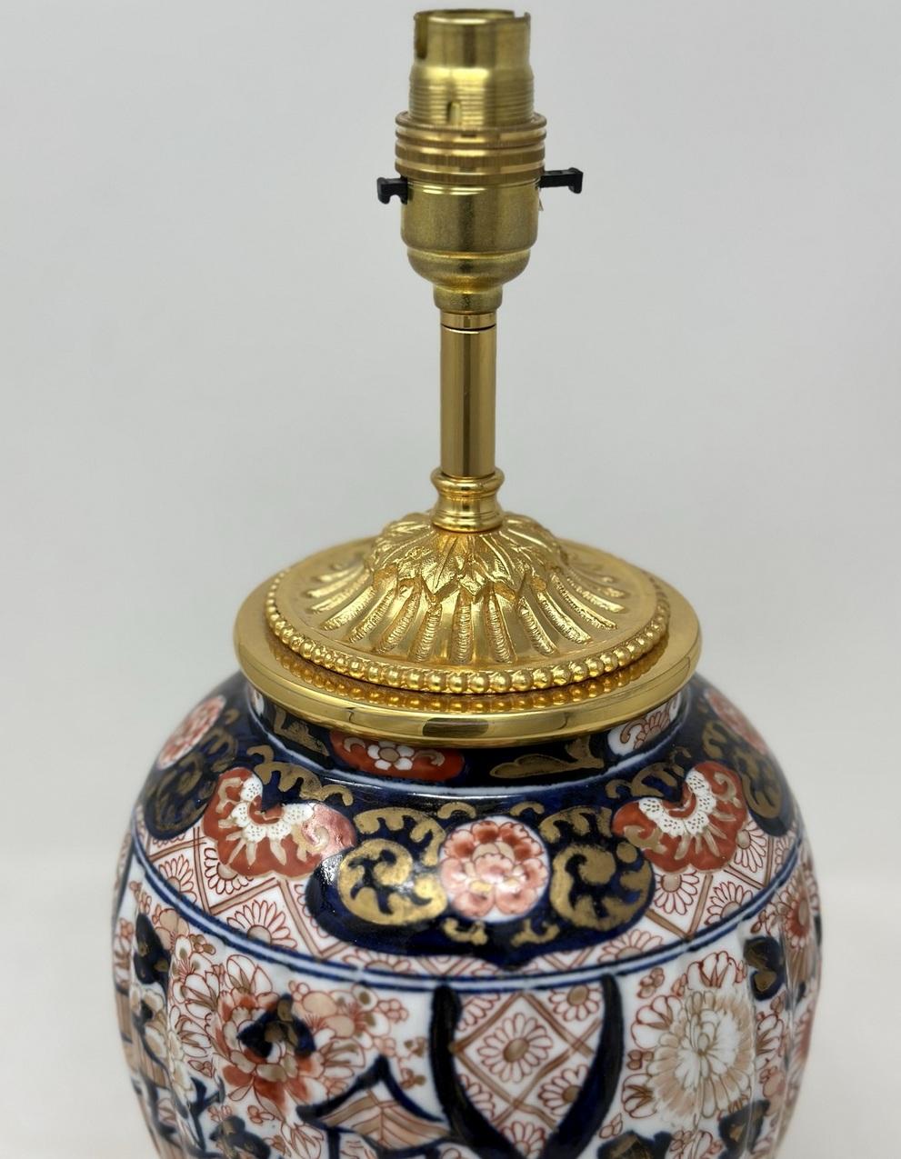 Paire de lampes de bureau japonaises anciennes en porcelaine Imari dorée et bleue, rouge et dorée en vente 1