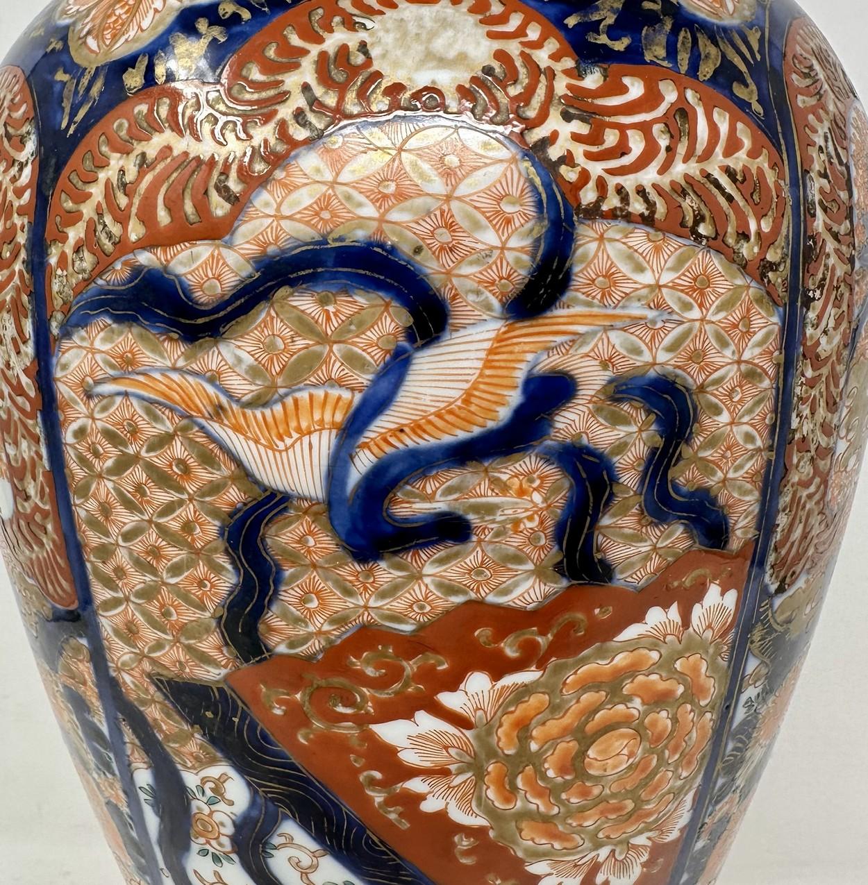 Paire de lampes de bureau japonaises anciennes en porcelaine Imari dorée et bleue, rouge et dorée en vente 1