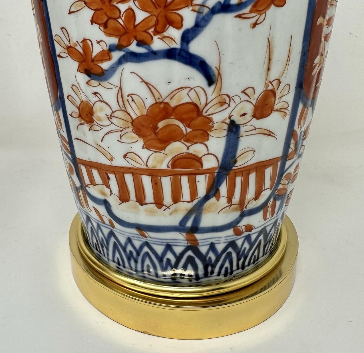 Paire de lampes de bureau japonaises anciennes en porcelaine Imari dorée et bleue, rouge et dorée en vente 2