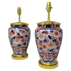 Paire de lampes de bureau japonaises anciennes en porcelaine Imari et bronze doré bleu, rouge et doré