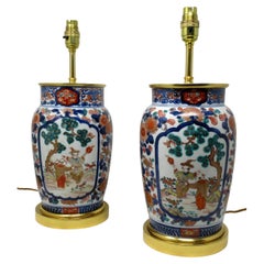 Paire de lampes de bureau japonaises anciennes en porcelaine Imari et bronze doré bleu, rouge et doré