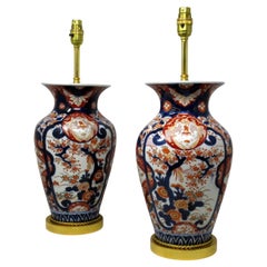Paire de lampes de bureau japonaises anciennes en porcelaine Imari et bronze doré bleu, rouge et doré