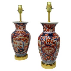 Paire de lampes de bureau japonaises anciennes en porcelaine Imari et bronze doré bleu, rouge et doré