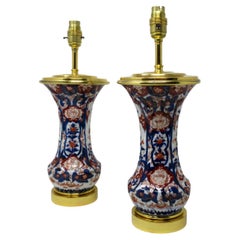 Paire de lampes de bureau japonaises anciennes en porcelaine Imari et bronze doré bleu, rouge et doré