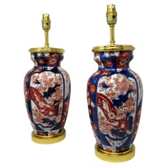 Paire de lampes de bureau japonaises anciennes en porcelaine Imari et bronze doré bleu, rouge et doré