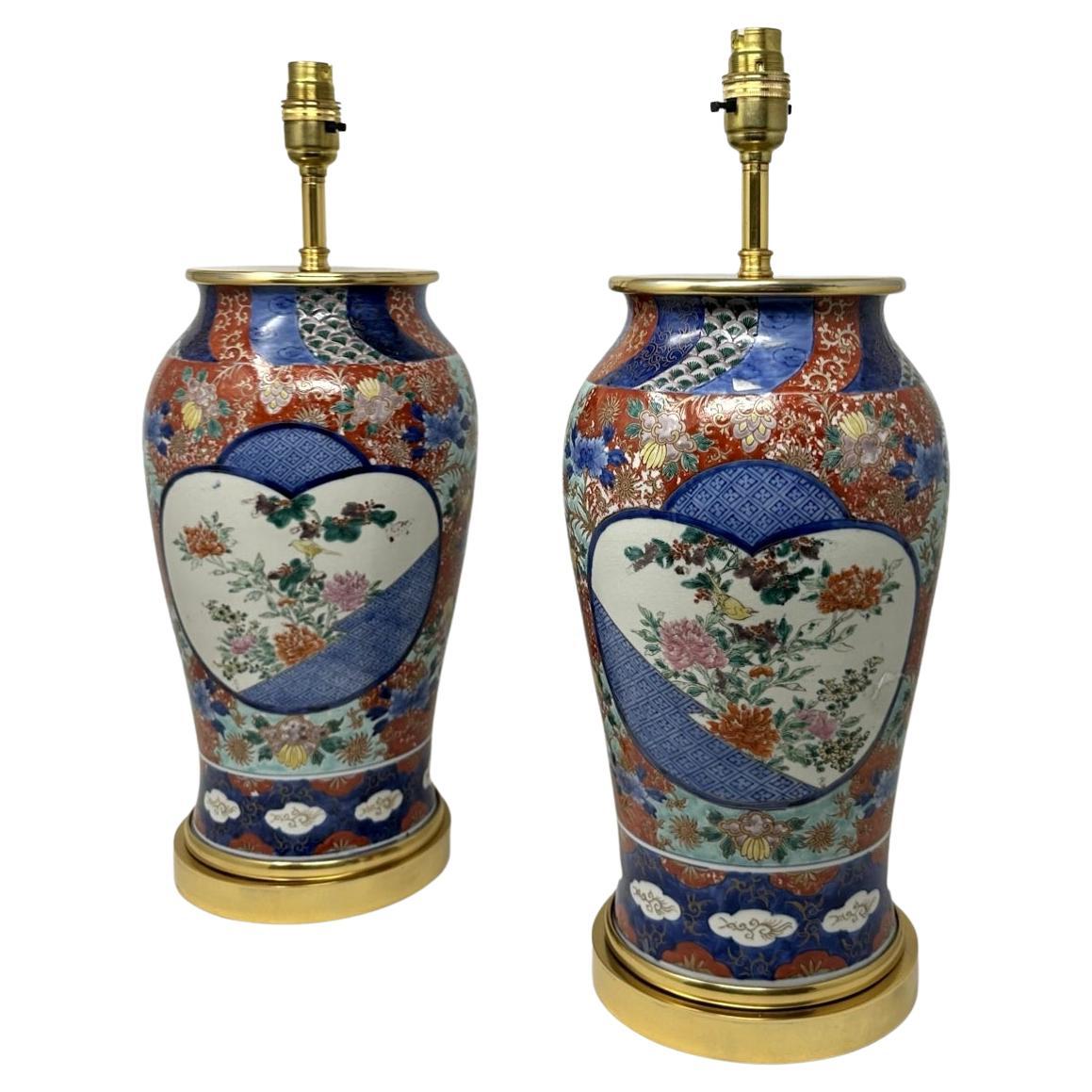 Paire de lampes de bureau japonaises anciennes en porcelaine Imari dorée et bleue, rouge et dorée