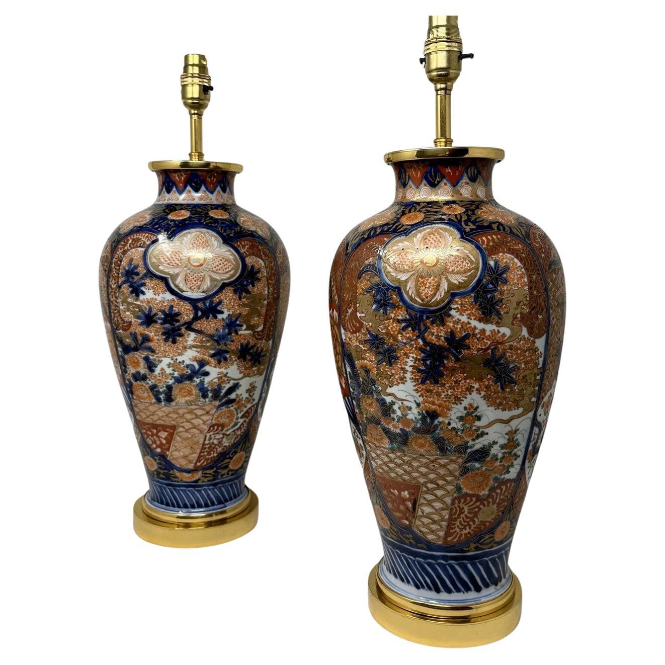 Antikes Paar japanische chinesische Imari-Porzellan-Goldbronze-Tischlampen in Blau, Rot und vergoldet im Angebot