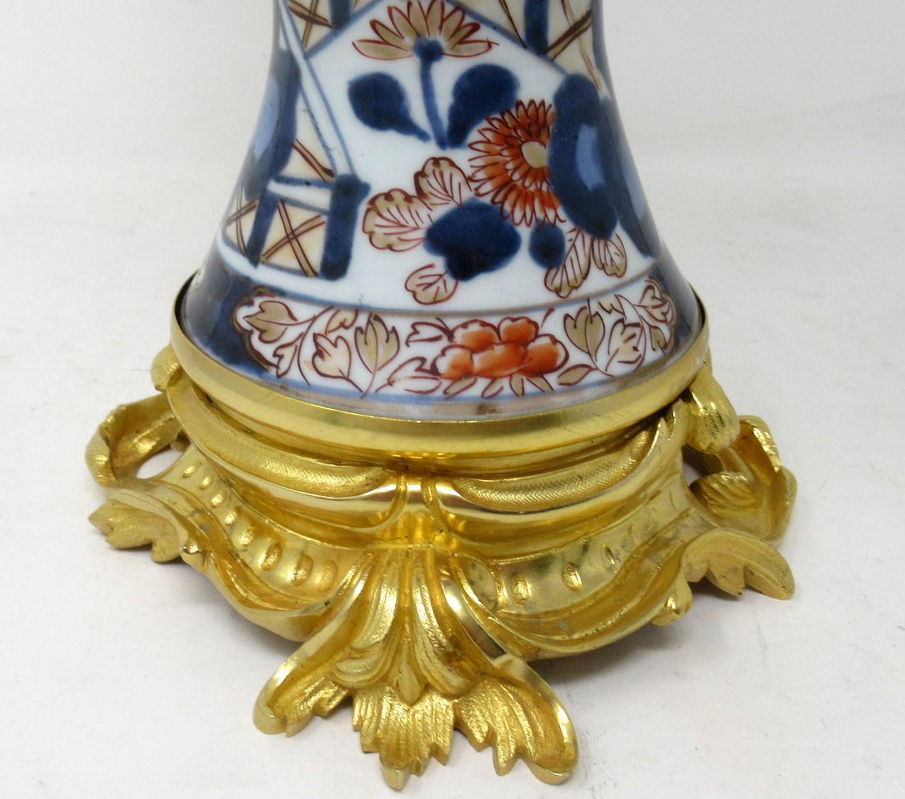 Paire de lampes de bureau japonaises anciennes en porcelaine Imari et bronze doré avec chérubins et chérubins 3