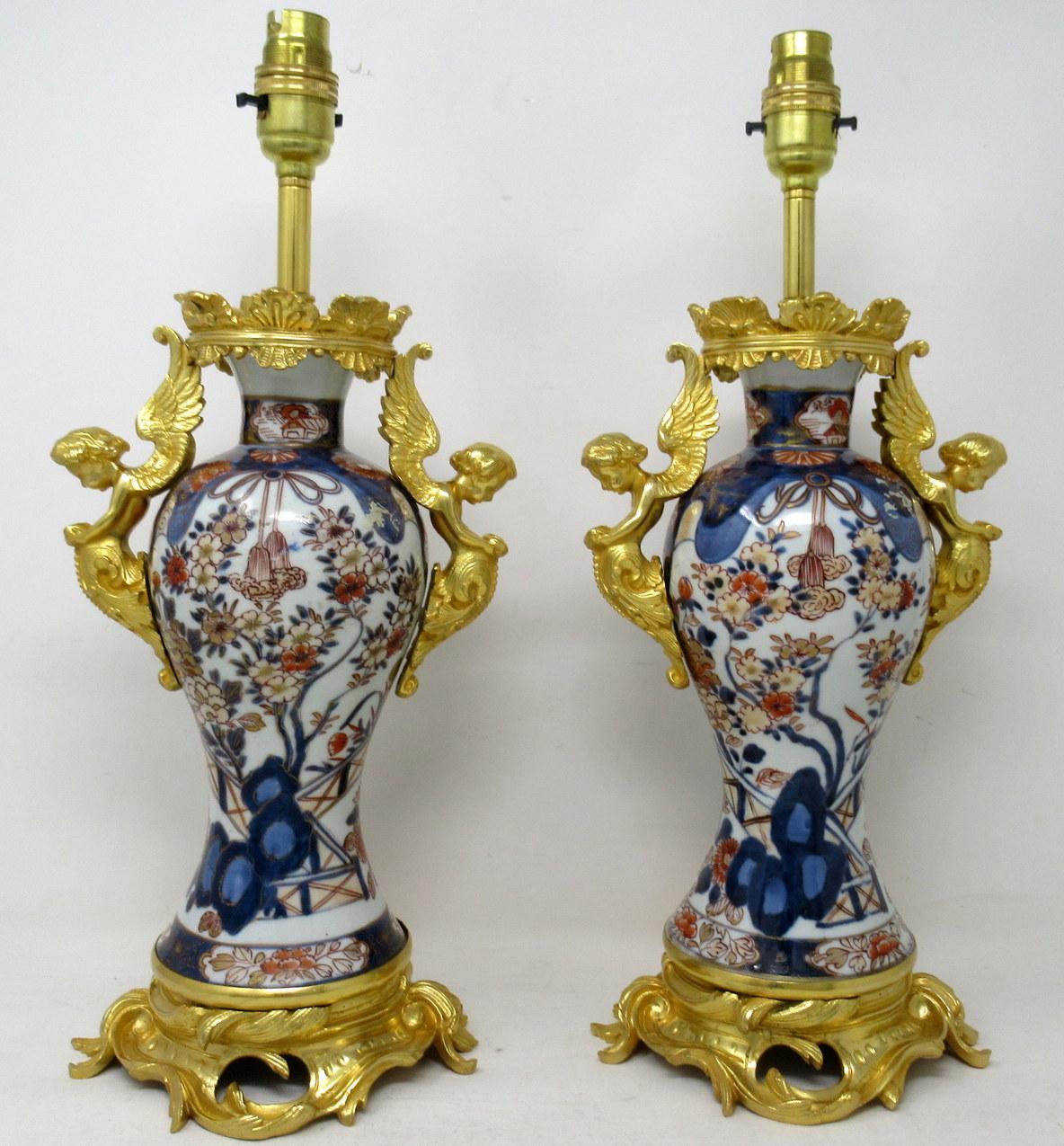 Victorien tardif Paire de lampes de bureau japonaises anciennes en porcelaine Imari et bronze doré avec chérubins et chérubins