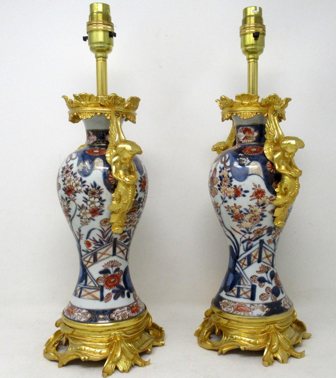 Chinois Paire de lampes de bureau japonaises anciennes en porcelaine Imari et bronze doré avec chérubins et chérubins