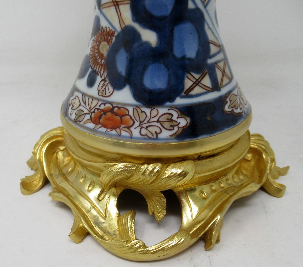 Paire de lampes de bureau japonaises anciennes en porcelaine Imari et bronze doré avec chérubins et chérubins 2