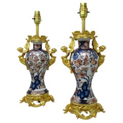 Paire de lampes de bureau japonaises anciennes en porcelaine Imari et bronze doré avec chérubins et chérubins