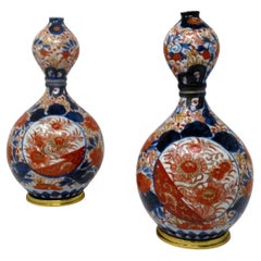 Antikes Paar japanisch-chinesische Imari-Porzellan-Goldbronze-Urnenvasen in Blau, Rot und vergoldet