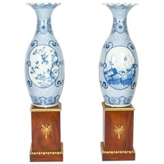 Paire de vases de temple japonais Meiiji Imari sur piédestal 19ème siècle