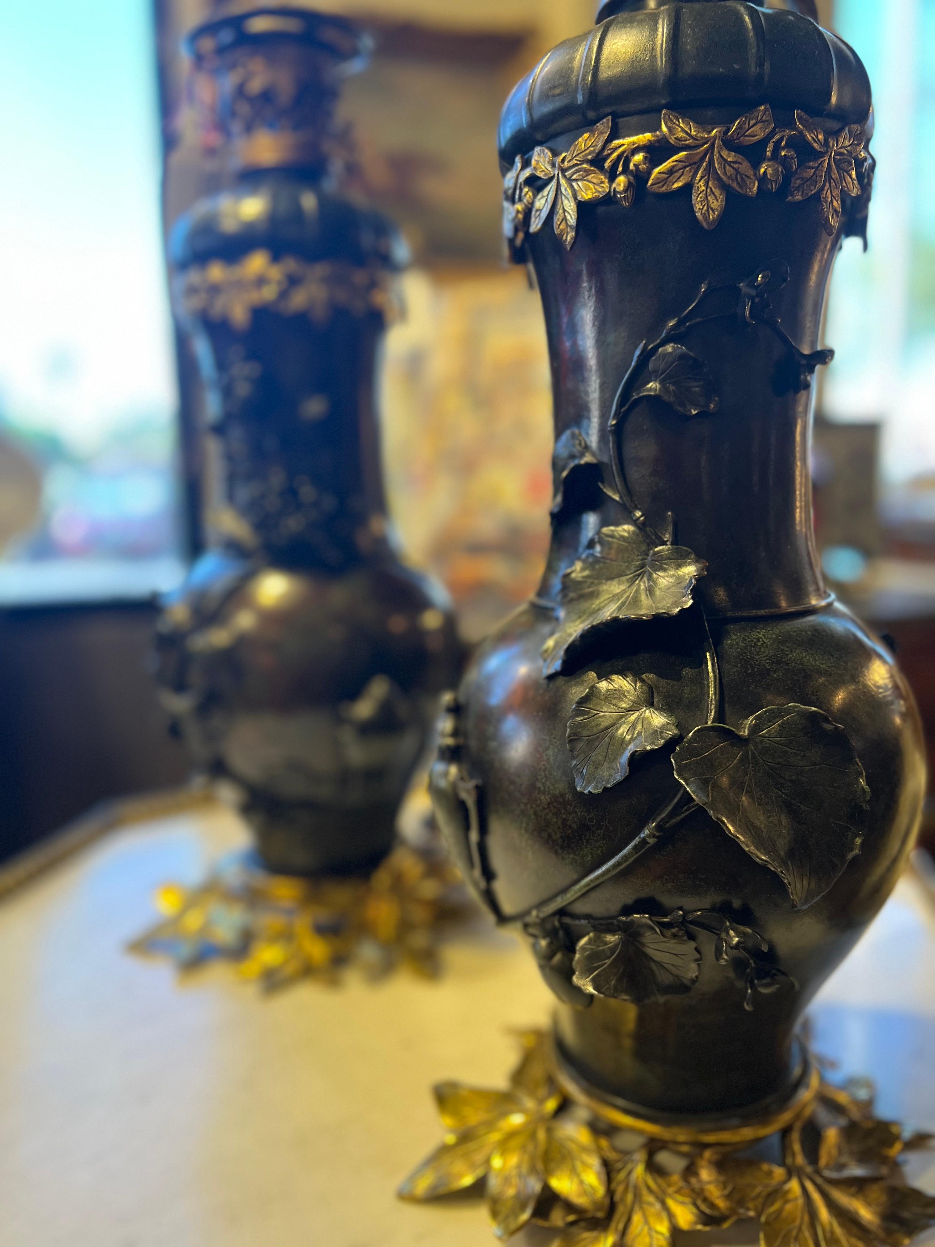 Français Ancienne paire de vases japonais en bronze peint montés comme lampes en vente