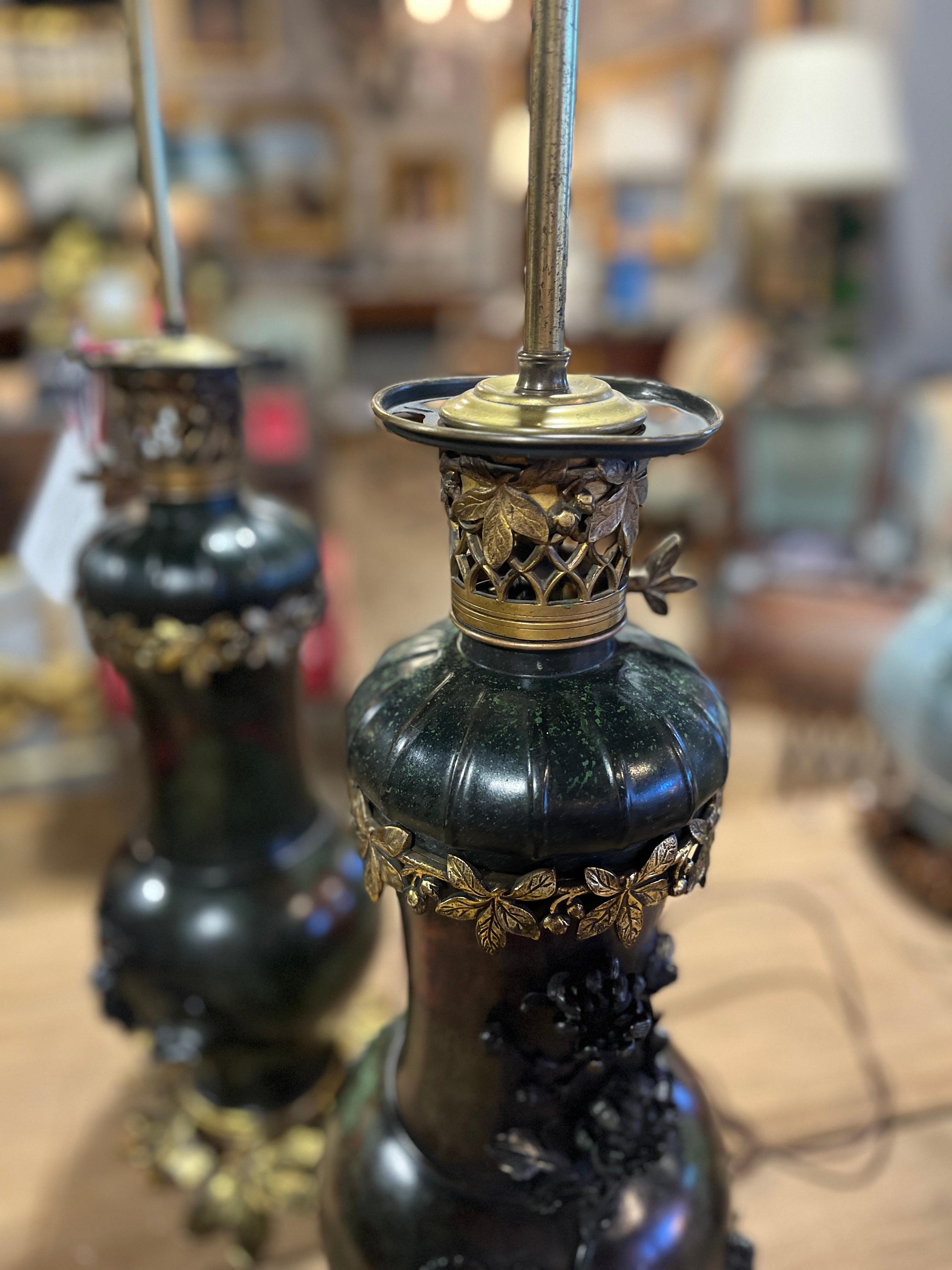 Antiguo Par de Jarrones Japoneses de Bronce Patinado Montados como Lámparas Francés en venta