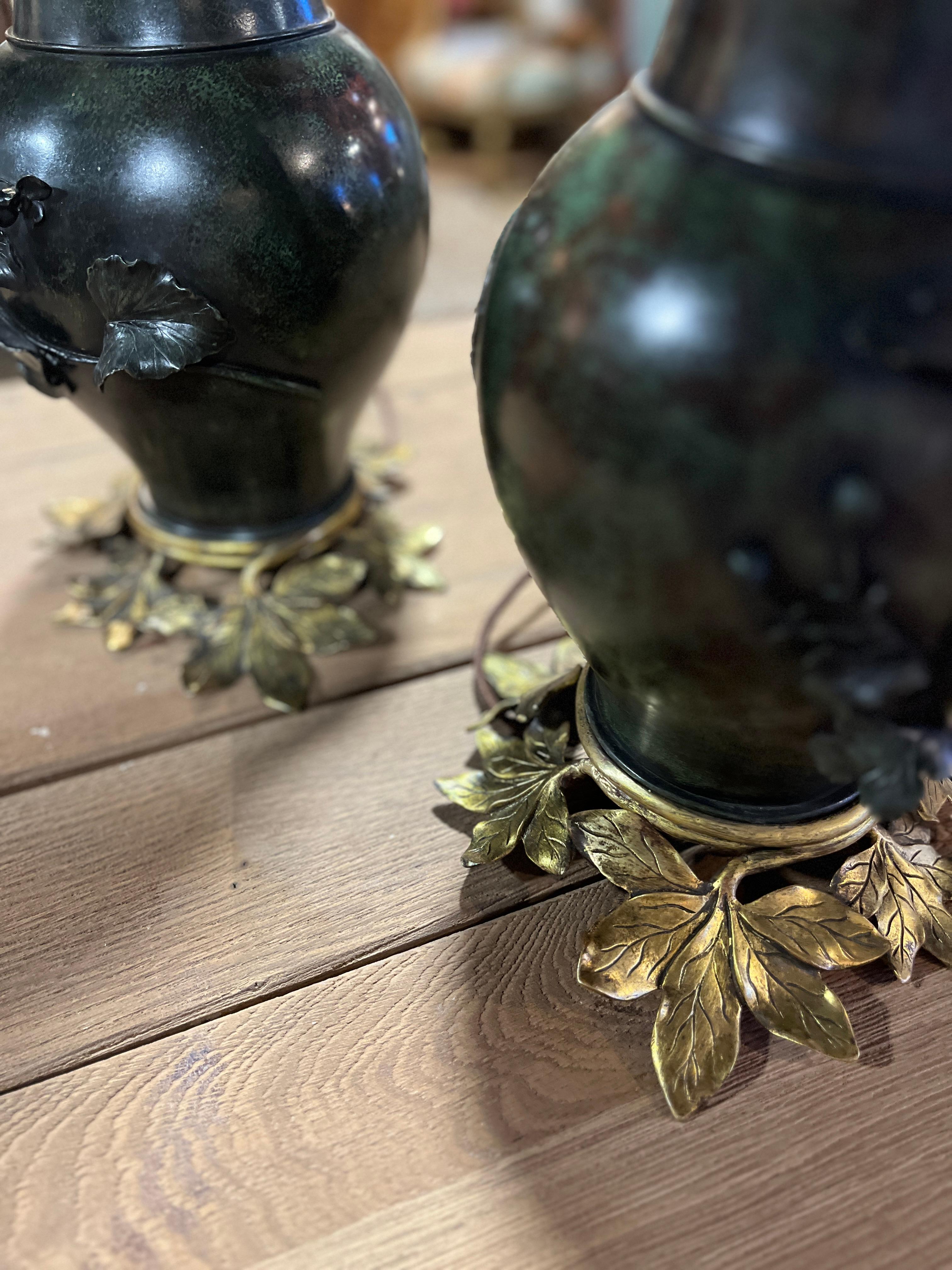 Antiguo Par de Jarrones Japoneses de Bronce Patinado Montados como Lámparas siglo XIX en venta