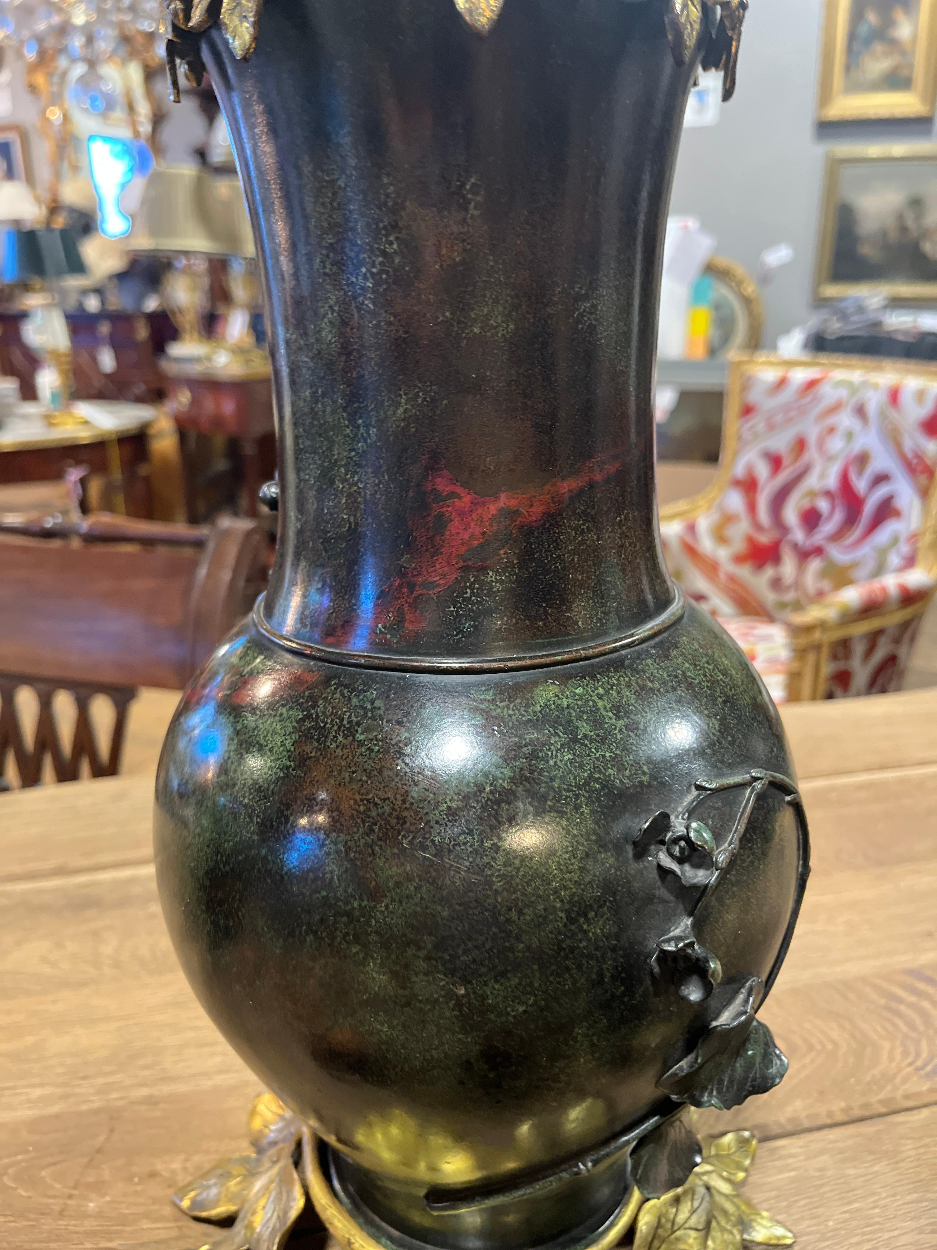 Antiguo Par de Jarrones Japoneses de Bronce Patinado Montados como Lámparas en venta 2