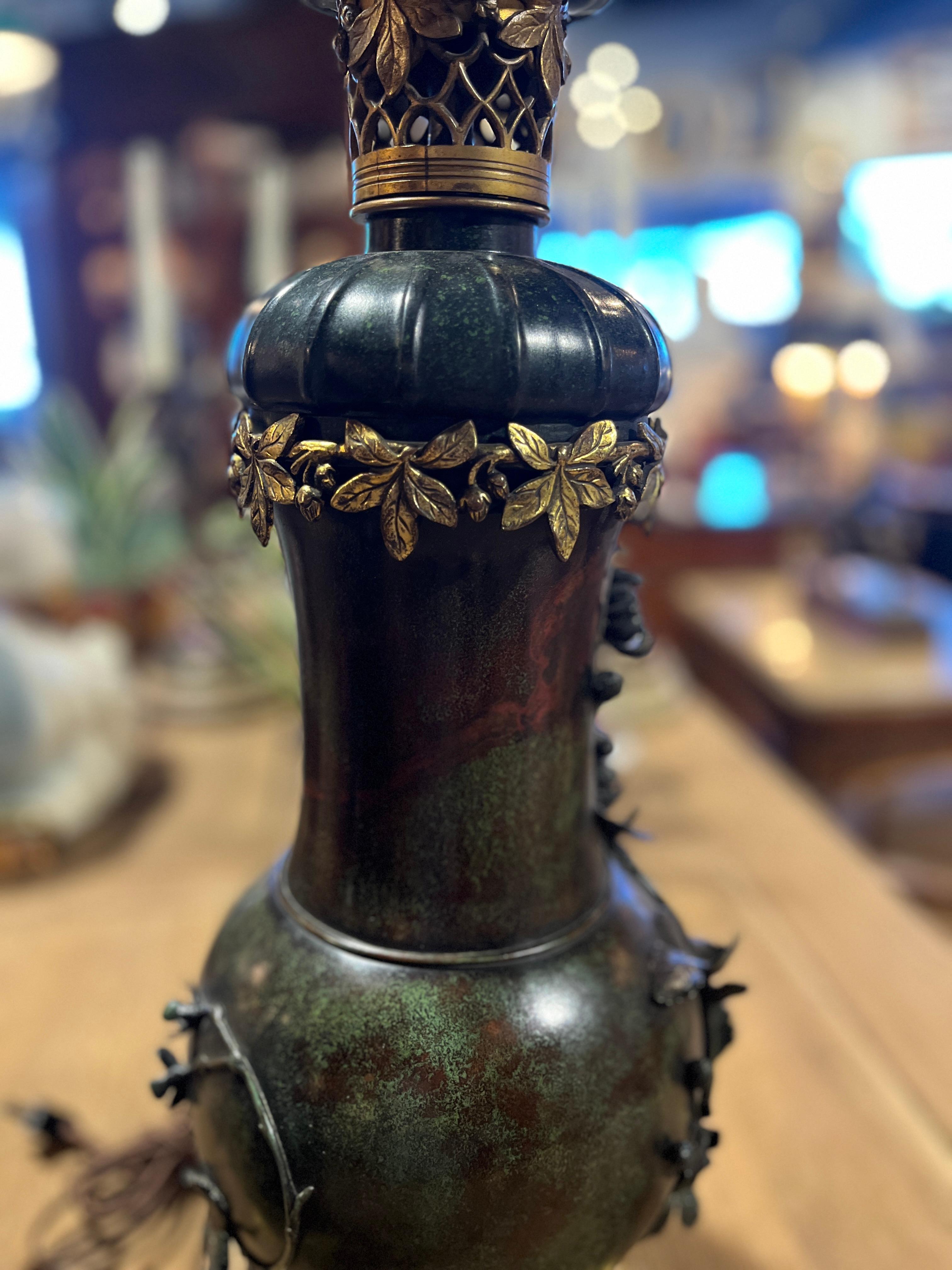 Antiguo Par de Jarrones Japoneses de Bronce Patinado Montados como Lámparas en venta 3