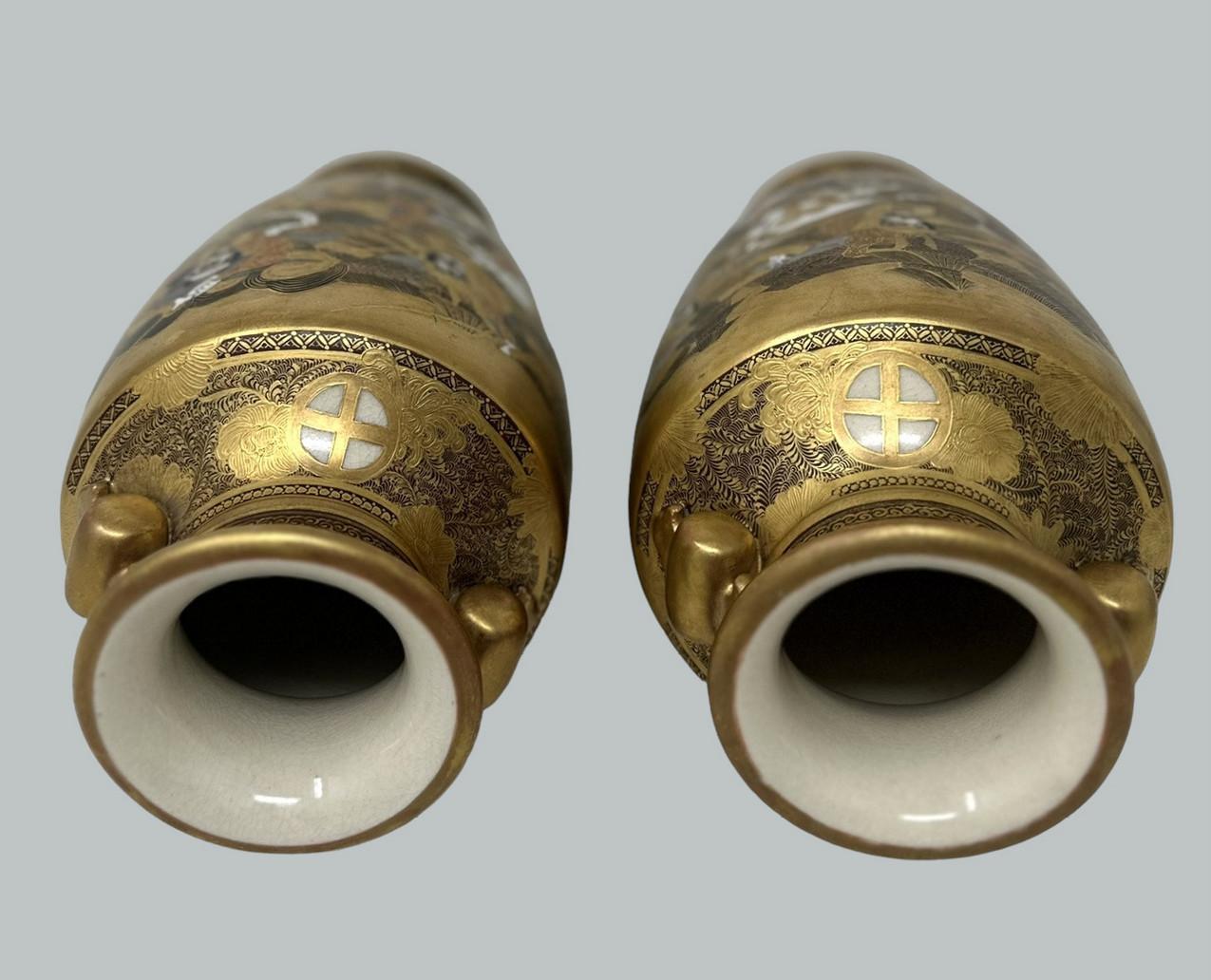 Coppia di vasi antichi giapponesi Satsuma dipinti a mano Periodo Meiji 1868-1912 in vendita 3