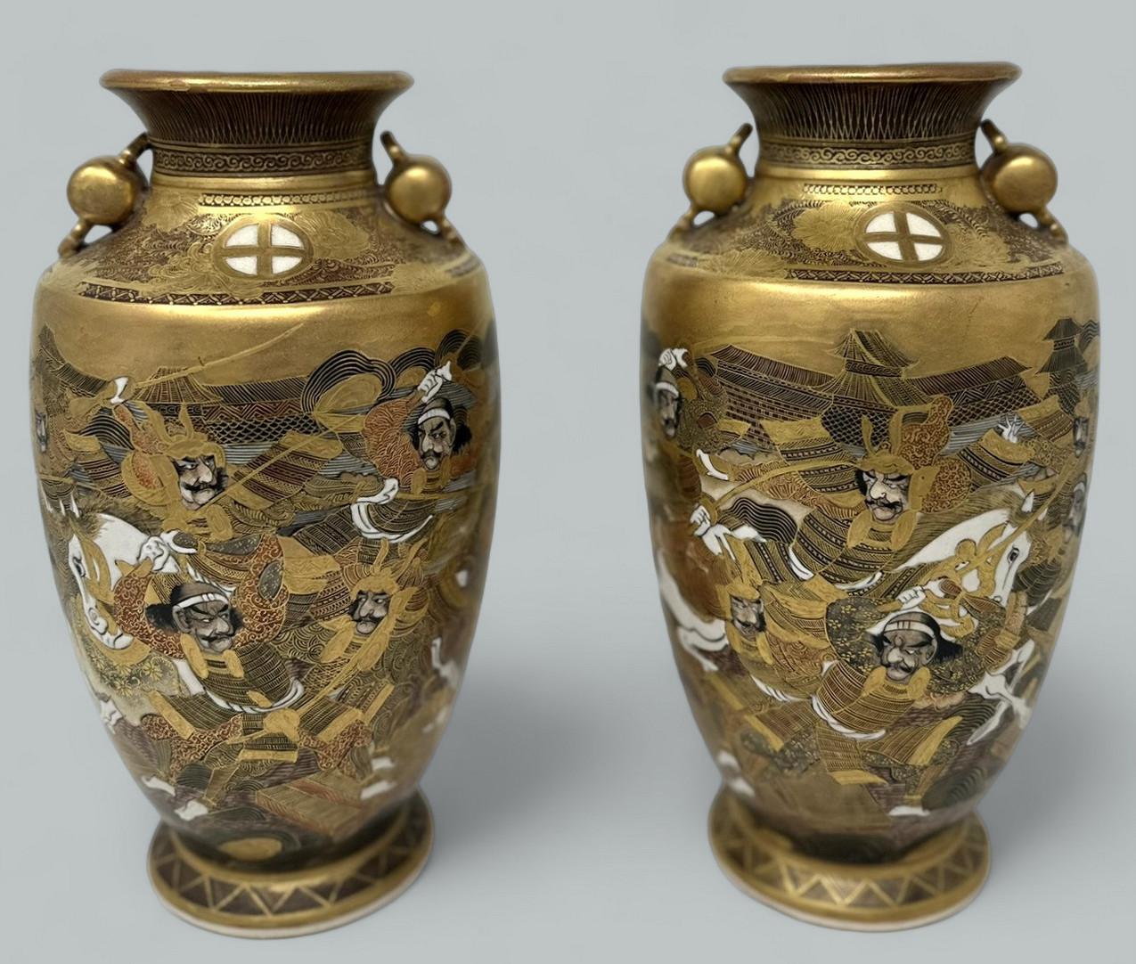 Splendida coppia di vasi giapponesi Rouleau in terracotta pesante di Satsuma del primo periodo Meiji, di qualità museale e di proporzioni generose. Questi bellissimi vasi di Satsuma sono stati realizzati durante il periodo Meiji (1868-1912), in