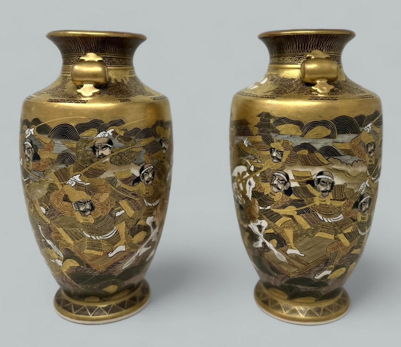 Giapponese Coppia di vasi antichi giapponesi Satsuma dipinti a mano Periodo Meiji 1868-1912 in vendita