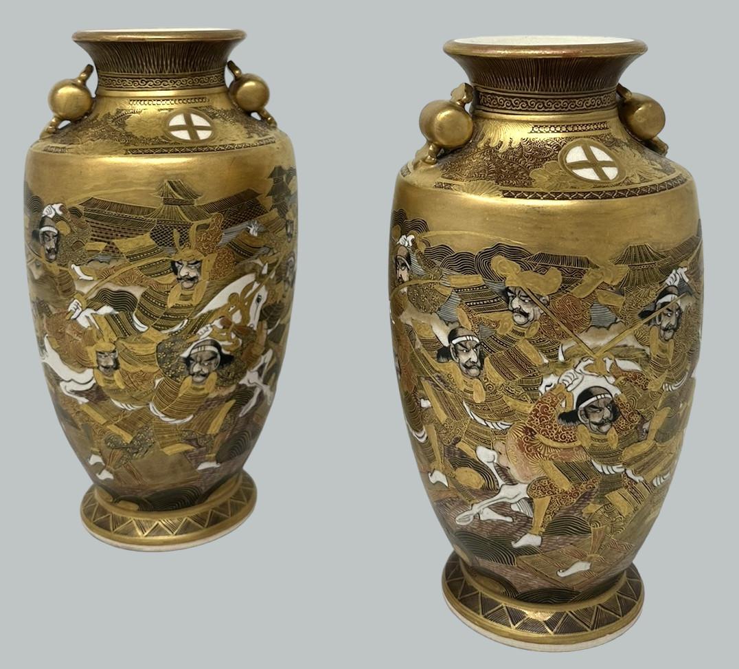 Coppia di vasi antichi giapponesi Satsuma dipinti a mano Periodo Meiji 1868-1912 In condizioni buone in vendita a Dublin, Ireland