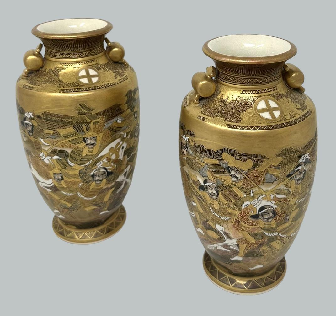 XIX secolo Coppia di vasi antichi giapponesi Satsuma dipinti a mano Periodo Meiji 1868-1912 in vendita