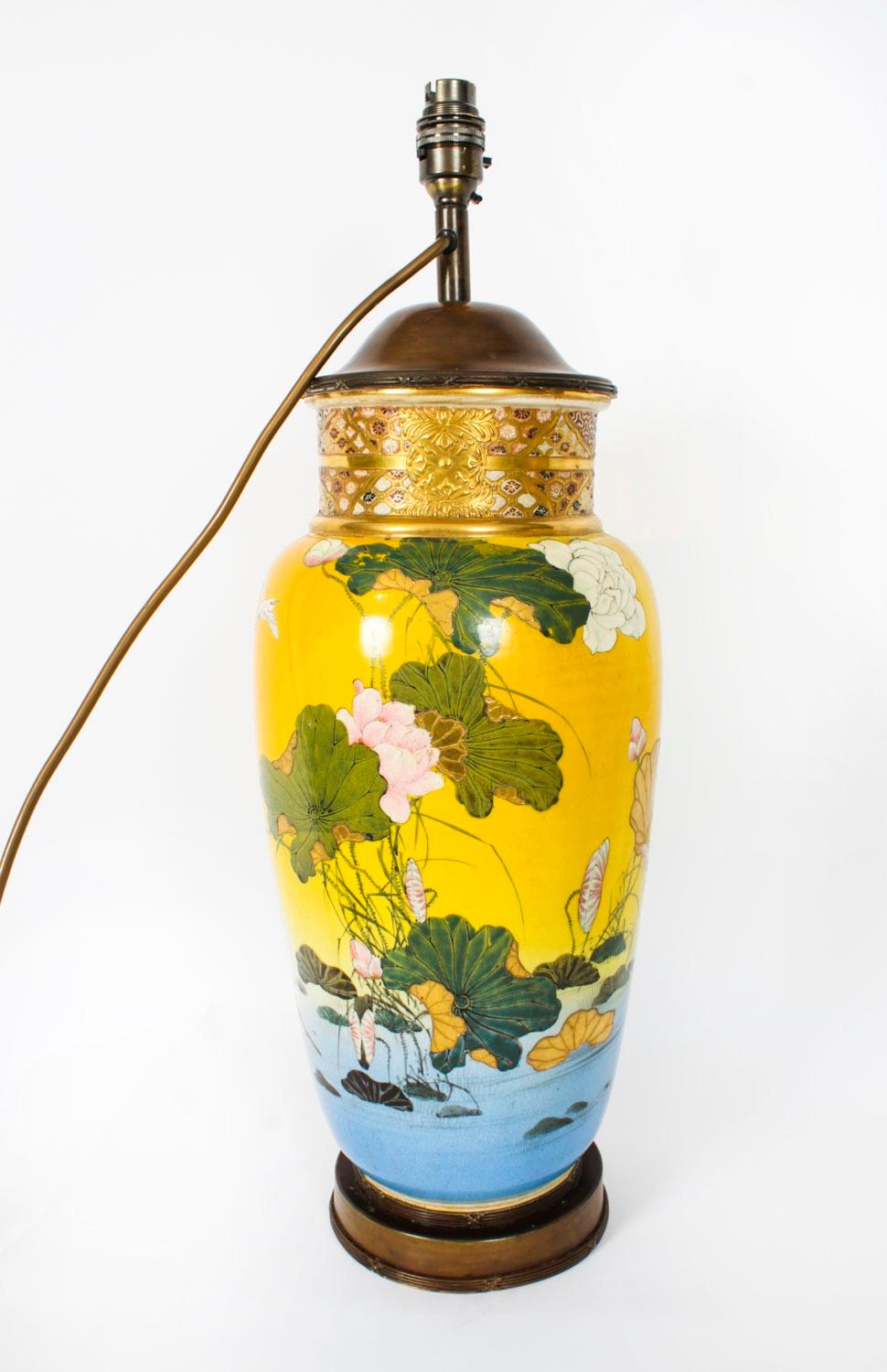 Magnifique paire de vases balustres japonais de Satsuma par Taizan, ère Meiji, (1868-1912) convertis en lampes, datant de la seconde moitié du 19ème siècle.

Chaque vase à pot épais, à bord galbé et à épaulement angulaire sur des côtés effilés,