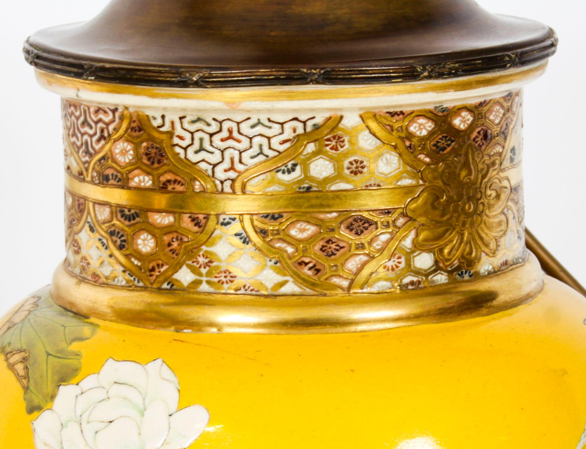 Porcelaine Ancienne paire de vases japonais de la période Taizan de Satsuma, 19ème siècle en vente