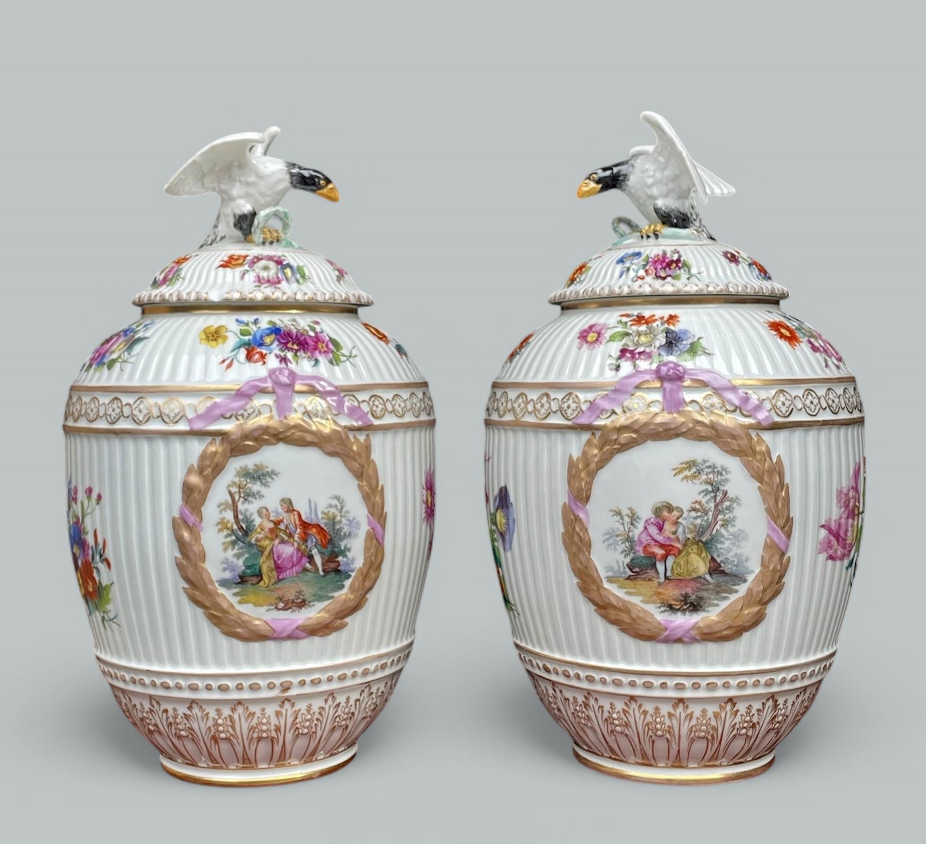 Victorien tardif Paire de vases anciens KPM Royal Berlin allemands décorés à la main et dorés 19C en vente