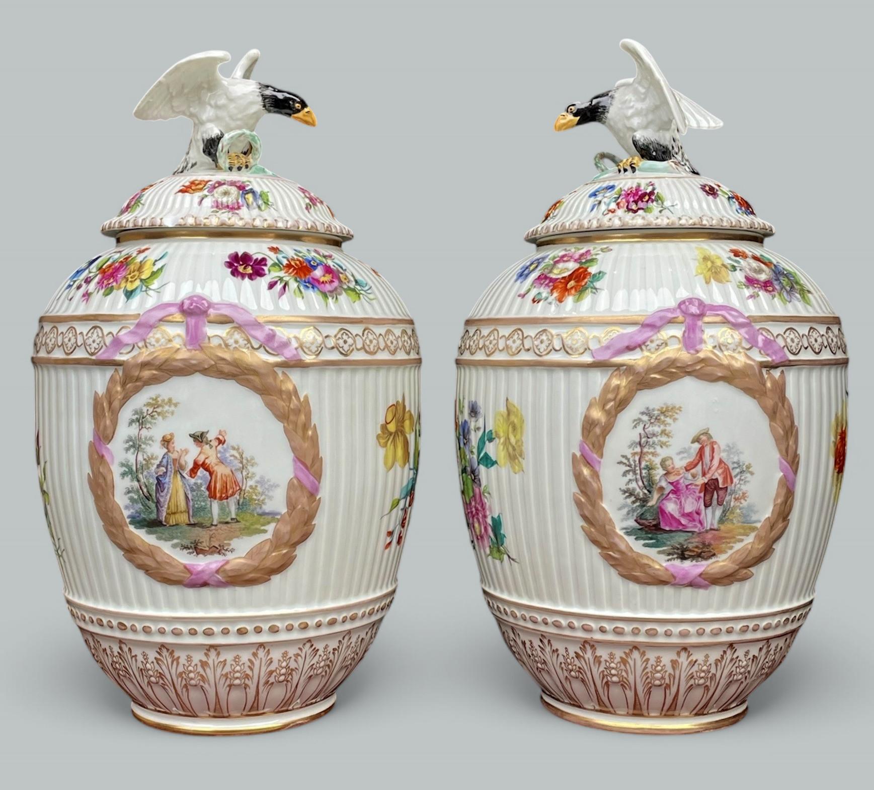 Allemand Paire de vases anciens KPM Royal Berlin allemands décorés à la main et dorés 19C en vente