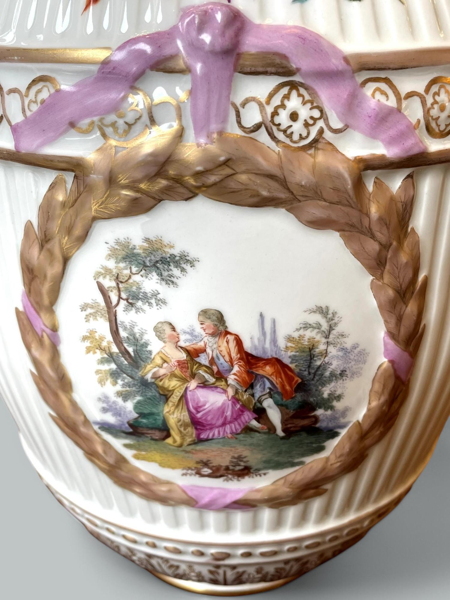 Céramique Paire de vases anciens KPM Royal Berlin allemands décorés à la main et dorés 19C en vente