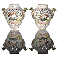 Paire de vases KPM à motif de visages et d'oiseaux