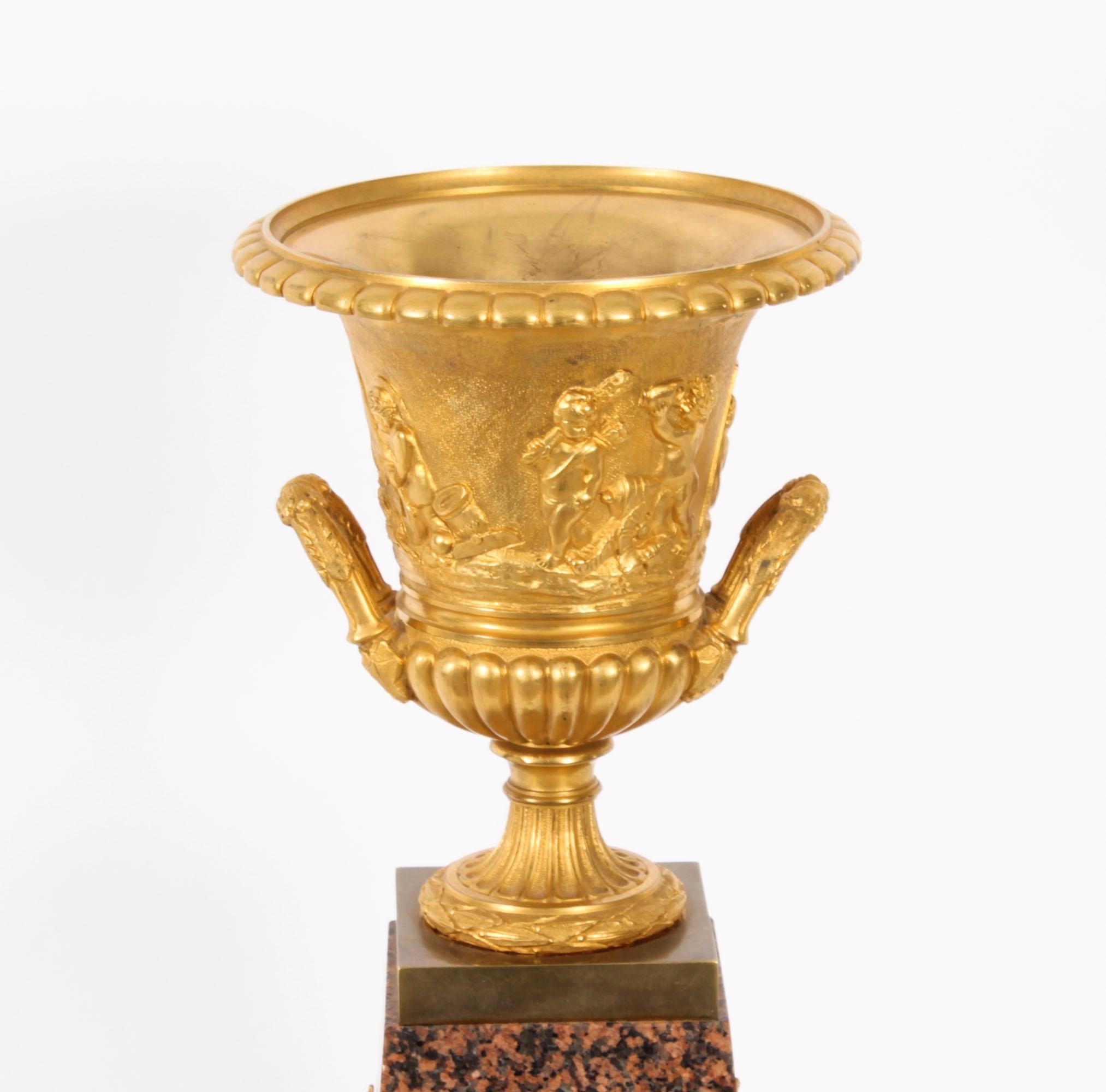 Antikes Paar große 16 Zoll große Grand Tour-Urnen aus vergoldeter Bronze Campana aus dem frühen 20. Jahrhundert im Zustand „Gut“ im Angebot in London, GB