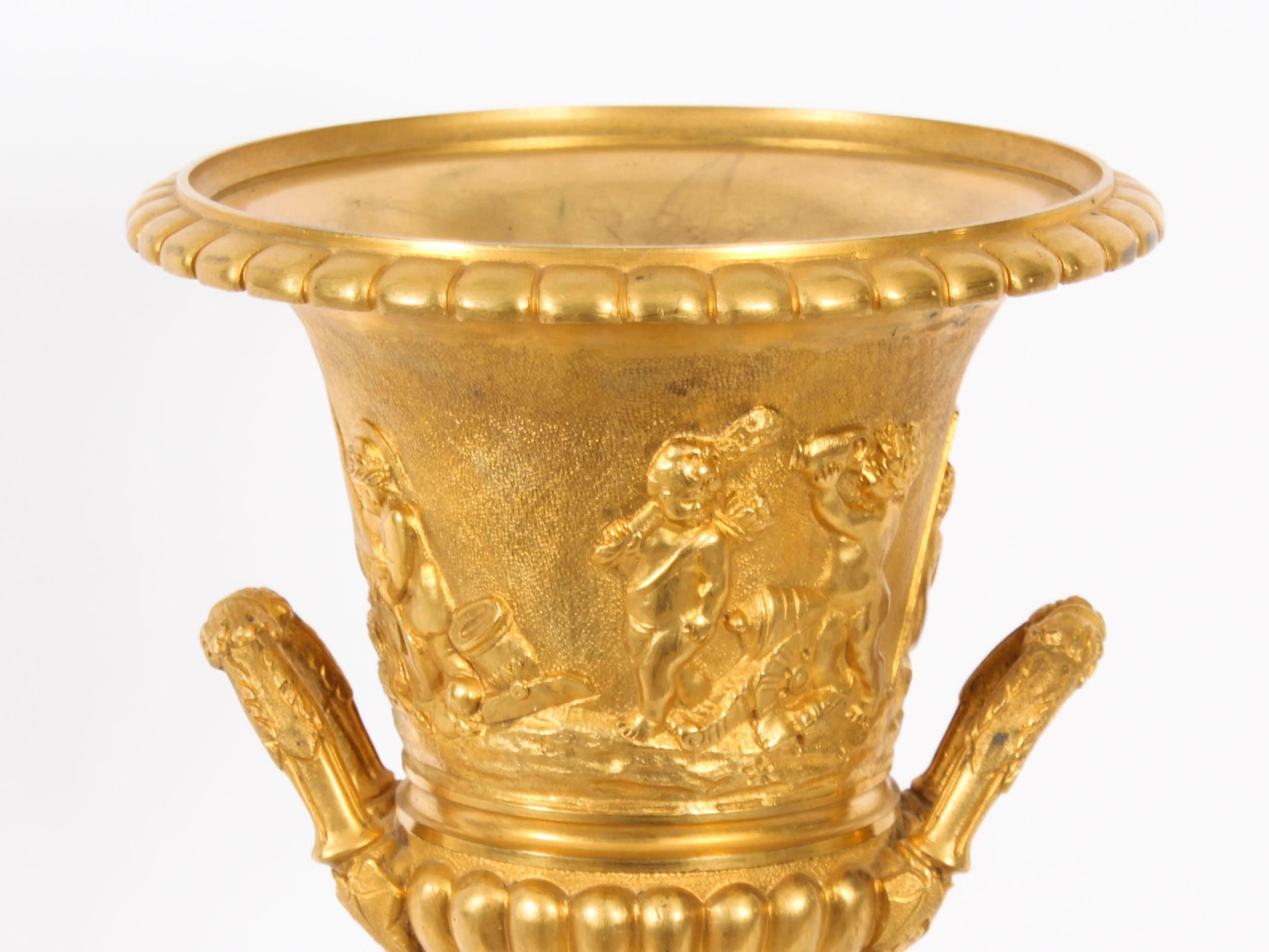 Antikes Paar große 16 Zoll große Grand Tour-Urnen aus vergoldeter Bronze Campana aus dem frühen 20. Jahrhundert (Goldbronze) im Angebot