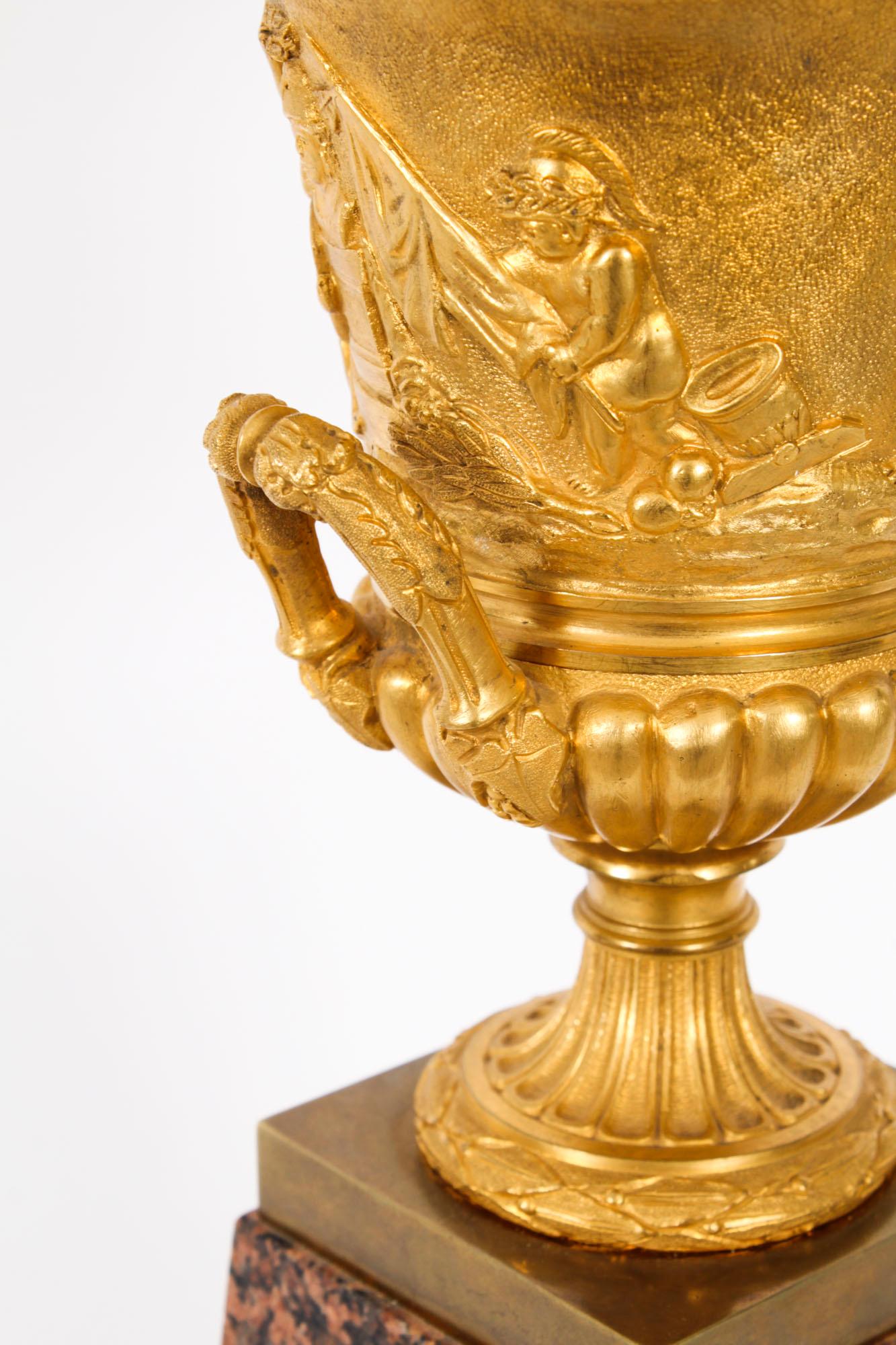 Antikes Paar große 16 Zoll große Grand Tour-Urnen aus vergoldeter Bronze Campana aus dem frühen 20. Jahrhundert im Angebot 2